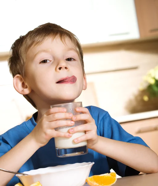 Liten pojke med mjölk — Stockfoto