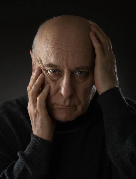 Oudere man met een hoofdpijn — Stockfoto