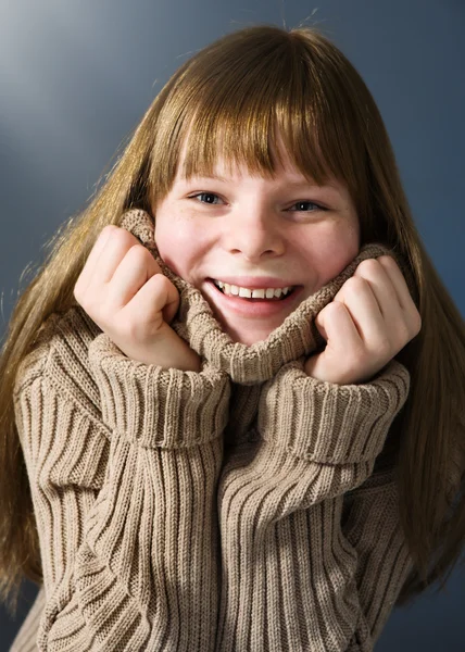Ευτυχισμένος κορίτσι εφηβικής με πουλόβερ — Φωτογραφία Αρχείου