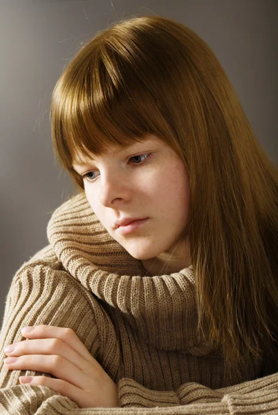 Портрет грустной девочки-подростка — стоковое фото