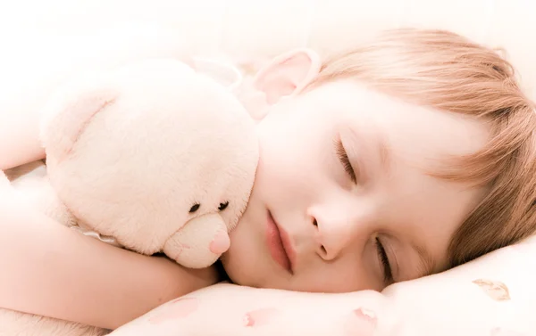 Menino adormecido com peluche — Fotografia de Stock