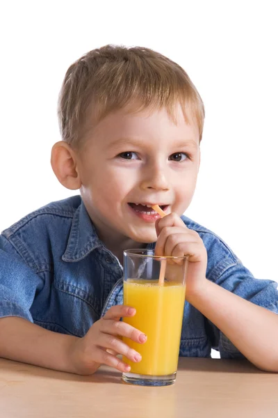 Liten pojke dricka apelsinjuice — Stockfoto
