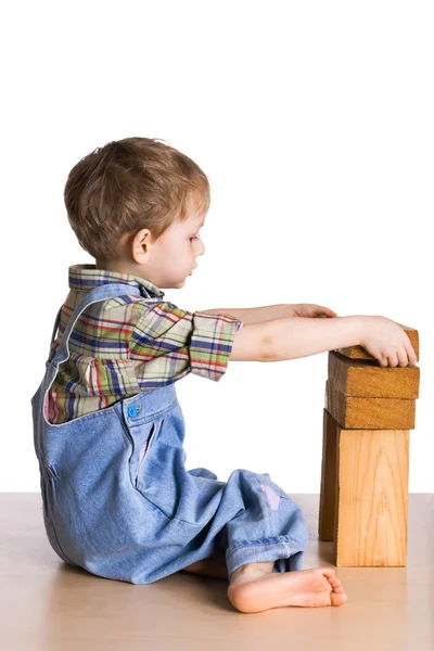 Bambino costruisce torre di blocchi — Foto Stock