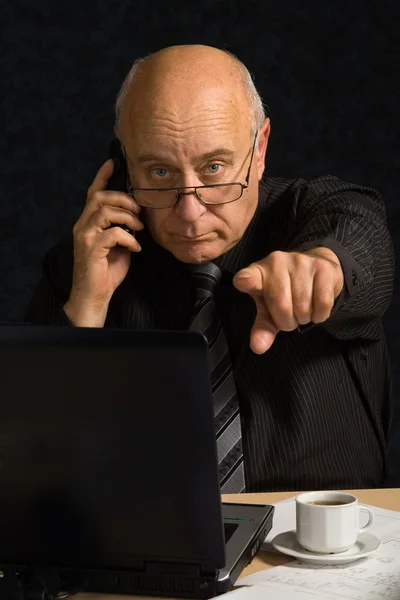 Biznes człowiek działa na jego laptopie — Zdjęcie stockowe