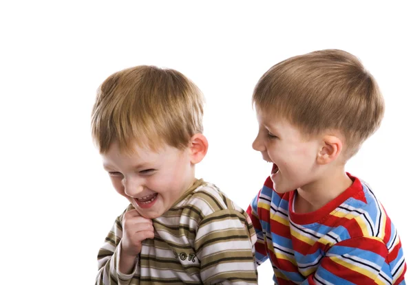 Zwei junge Jungen spielen munter — Stockfoto