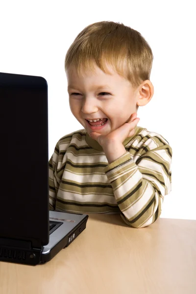 Ung pojke använder en bärbar dator — Stockfoto