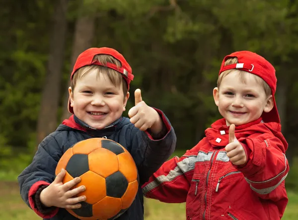 Счастливые дети с мячом — стоковое фото