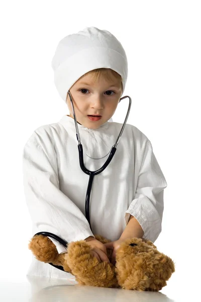 子供は医者を果たしています。 ストックフォト