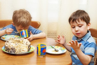 çocuklar bir pasta yemek