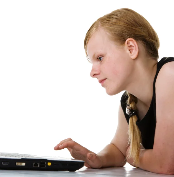 Dospívající dívka s notebookem — Stock fotografie
