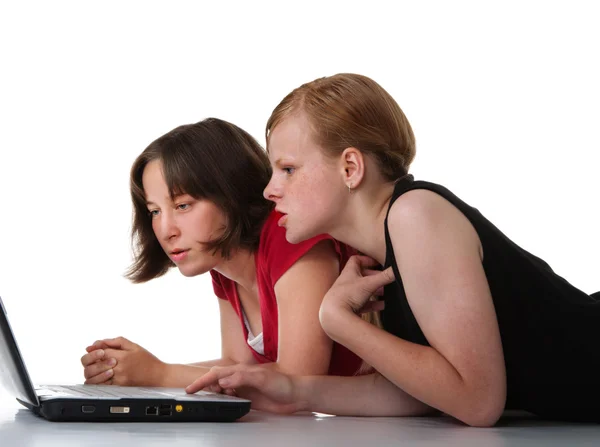 Девочки-подростки с ноутбуком — стоковое фото
