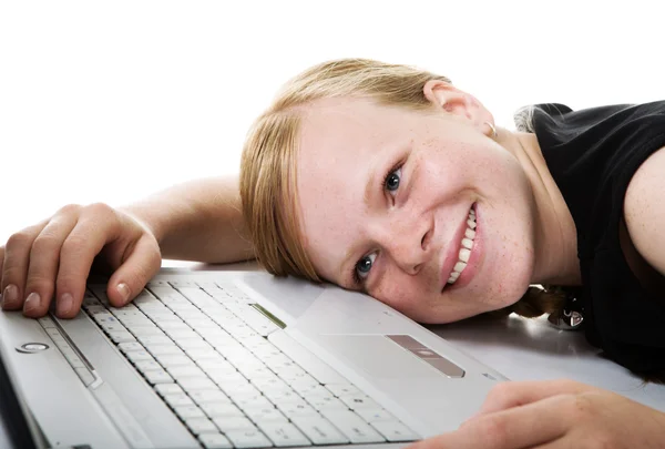 Девочка-подросток с ноутбуком — стоковое фото