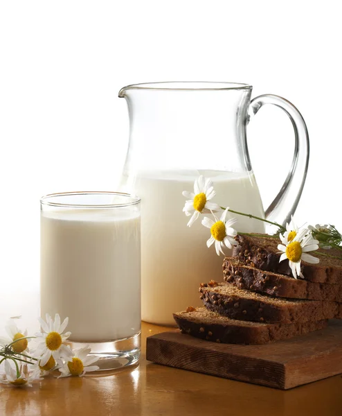 Молоко и хлеб — стоковое фото