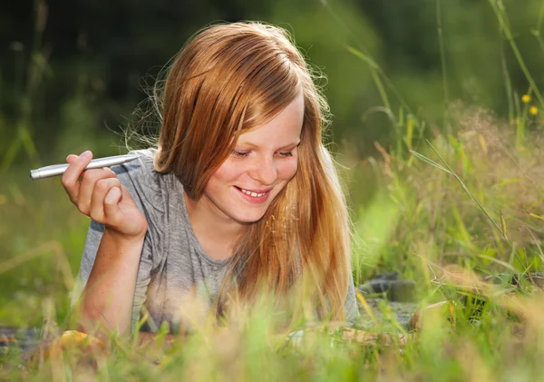 Chica bonita en una hierba — Foto de Stock