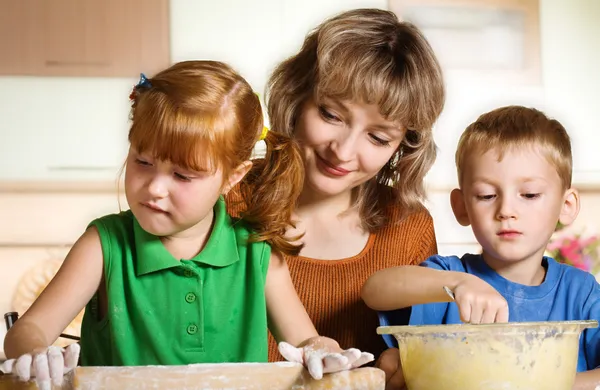 Madre con bambini in cucina — Foto Stock