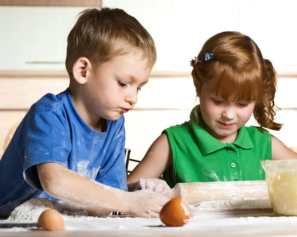 Маленькие помощники на кухне — стоковое фото