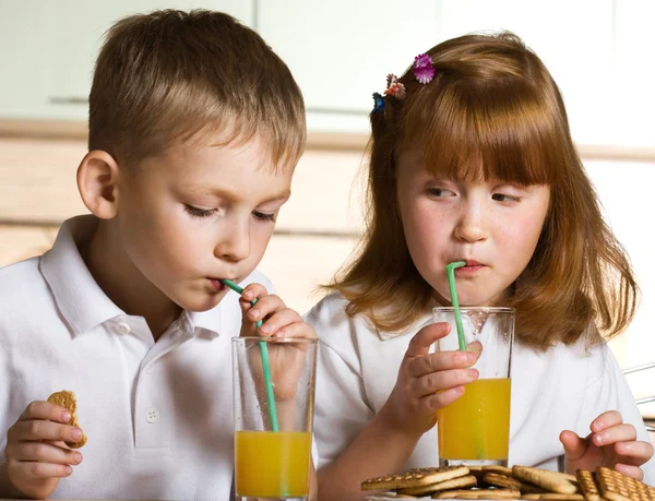 Barn med juice — Stockfoto