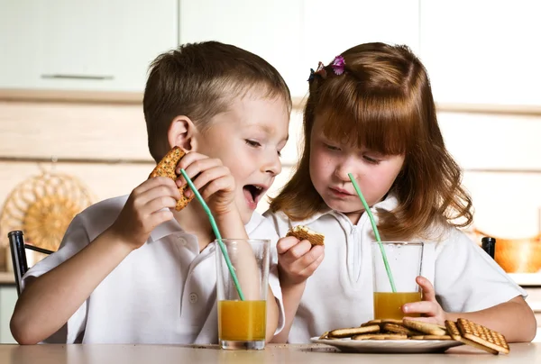 Kinder trinken Saft — Stockfoto