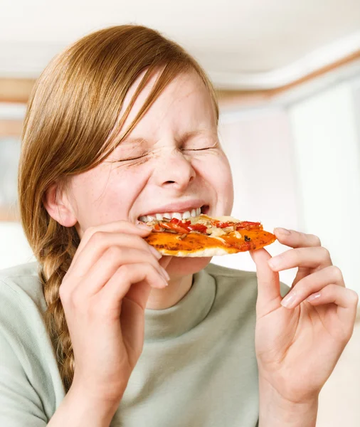 Le encanta una pizza. — Foto de Stock