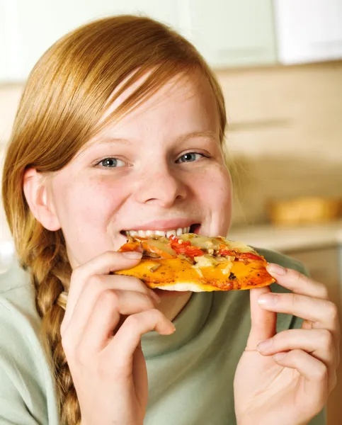 Dospívající dívka, jíst pizzu — Stock fotografie