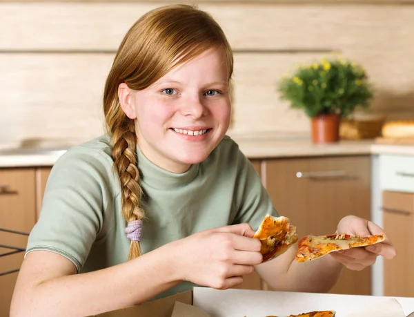 Adolescente com pizza — Fotografia de Stock