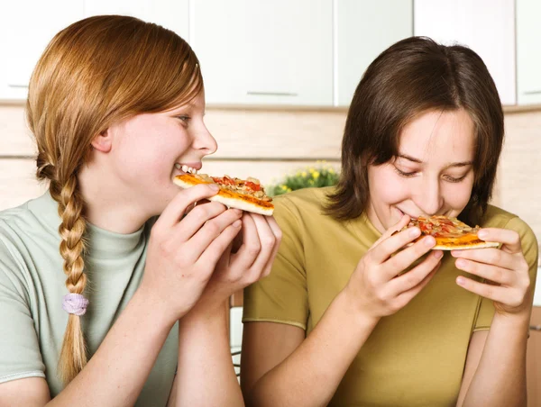 Young girls with eating pizza — Stock Photo, Image