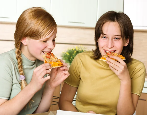 Tienermeisjes eten van pizza — Stockfoto