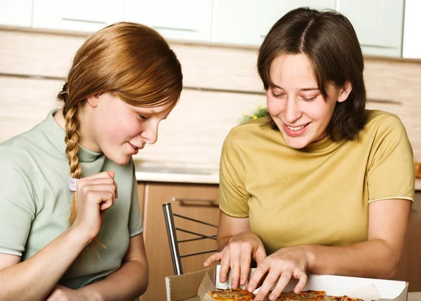 Teenage girls with pizza — Stock Photo, Image