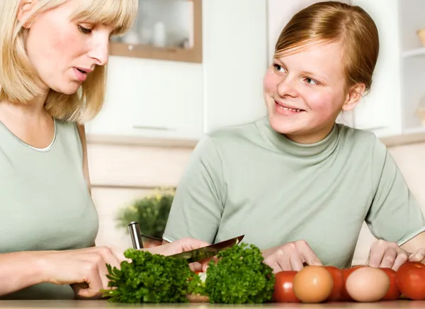 Mãe e filha cozinham comida — Fotografia de Stock