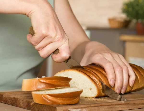 Slicing of bread — Stock Photo, Image