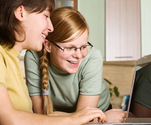 Teenage girls uses home computer — Stock Photo, Image