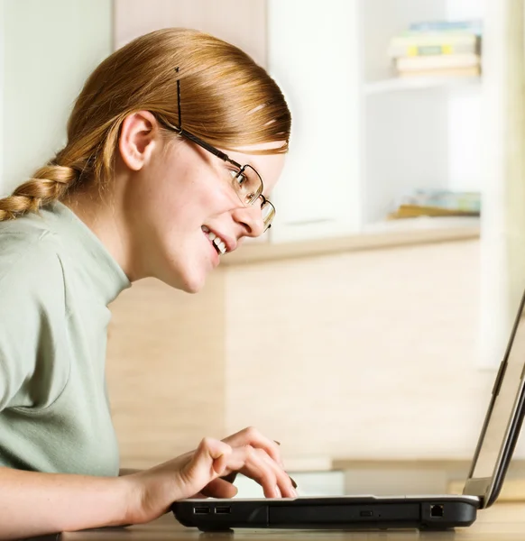 Teenage girl uses home computer — Stock Photo, Image
