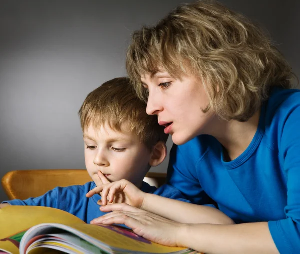 Семейное чтение — стоковое фото