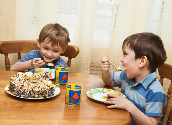 Les enfants joyeux mangent une tarte — Photo