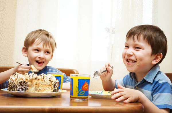 Les enfants joyeux mangent une tarte — Photo