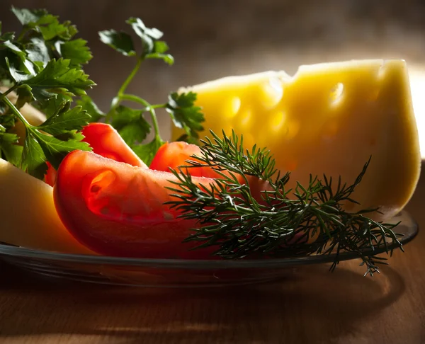 Tomates au fromage et légumes verts — Photo