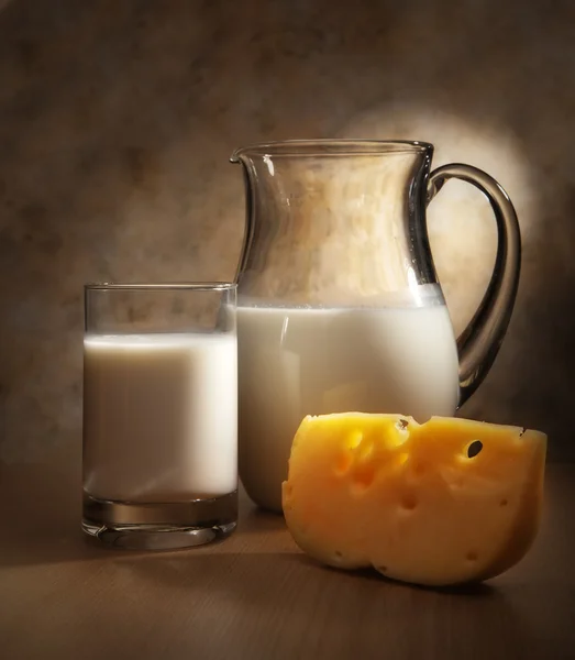 Молоко та сир — стокове фото