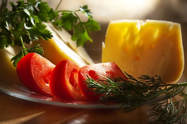 Roșii, brânză și verdeață — Fotografie, imagine de stoc