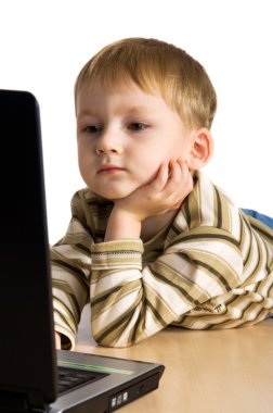 genç çocuk bir dizüstü bilgisayar kullanarak