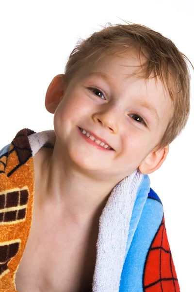Criança alegre na toalha de banho — Fotografia de Stock