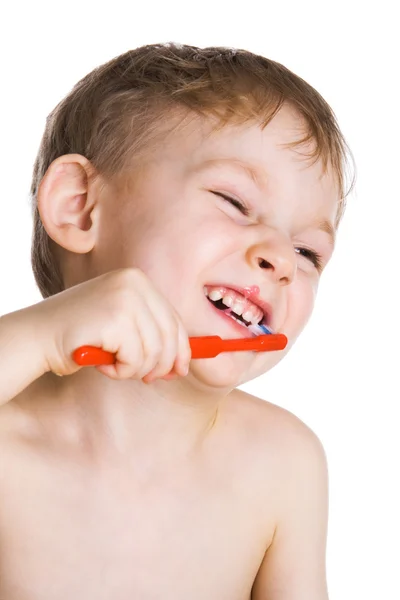 Rapaz feliz limpa um dente — Fotografia de Stock