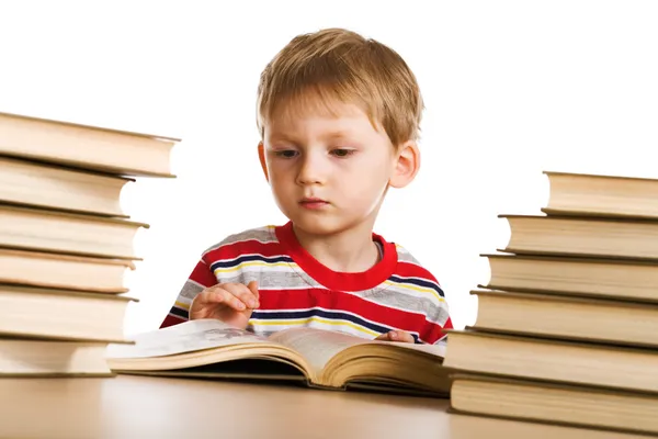 Ребёнок с книгой на белом фоне — стоковое фото
