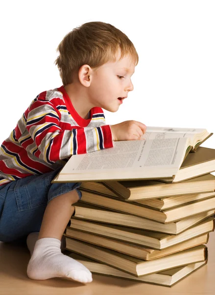 Kind mit einem Stapel Bücher — Stockfoto