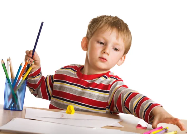 Ребёнок с карандашами — стоковое фото