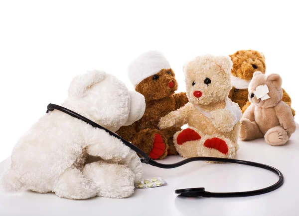 Hasta doktor ve oyuncak ayı — Stok fotoğraf