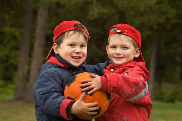 Duas crianças felizes com uma bola — Fotografia de Stock