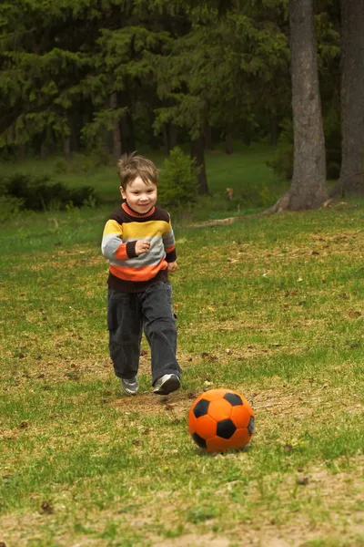 Дети с мячом — стоковое фото