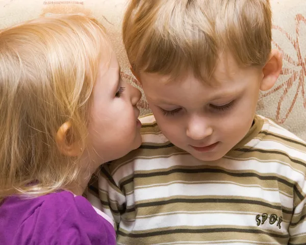 若い男の子と女の子をささやいた — ストック写真