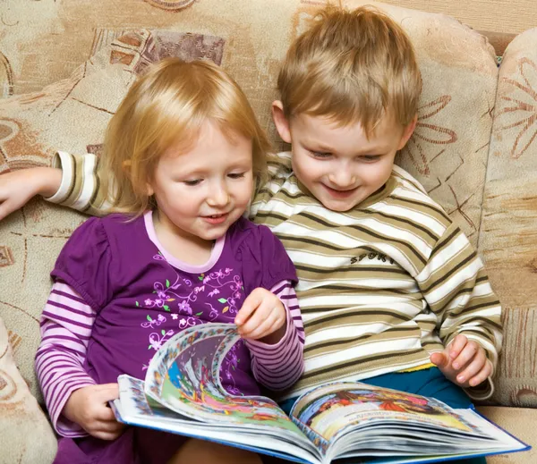 Niño y niña con el libro — Foto de Stock