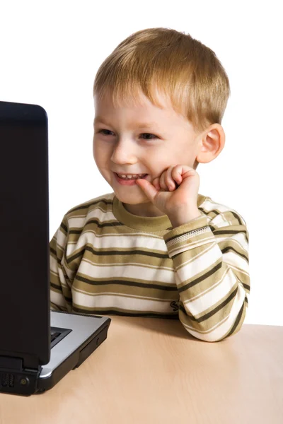 Ung pojke använder en bärbar dator — Stockfoto